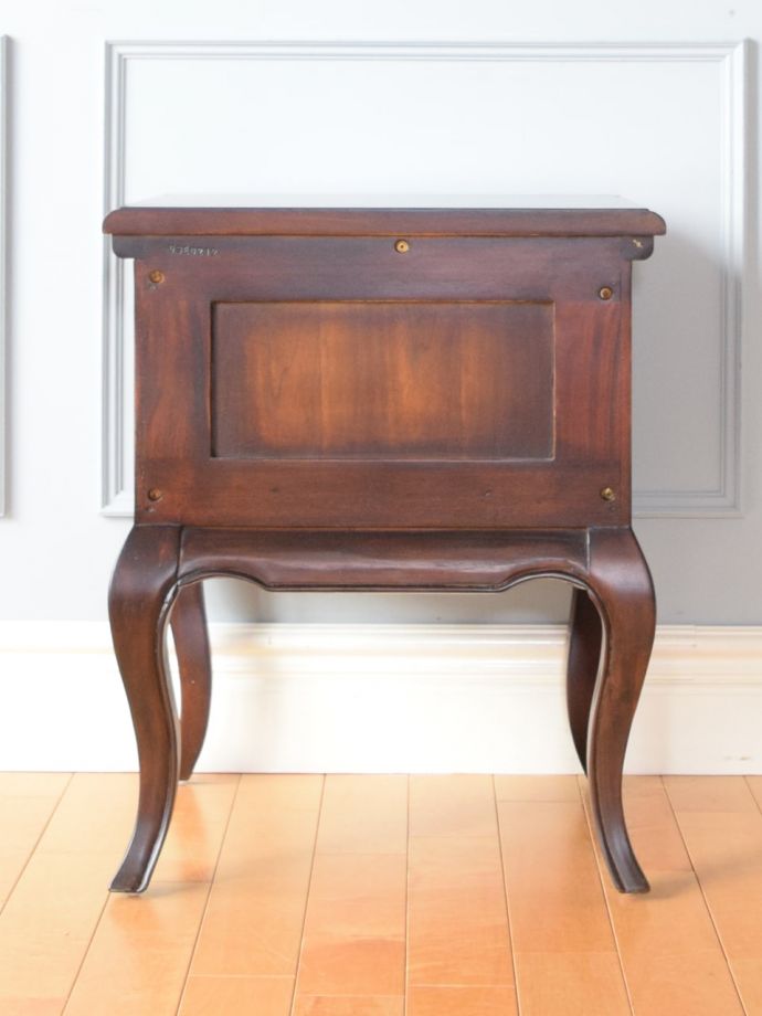 サイドチェストの後ろ姿