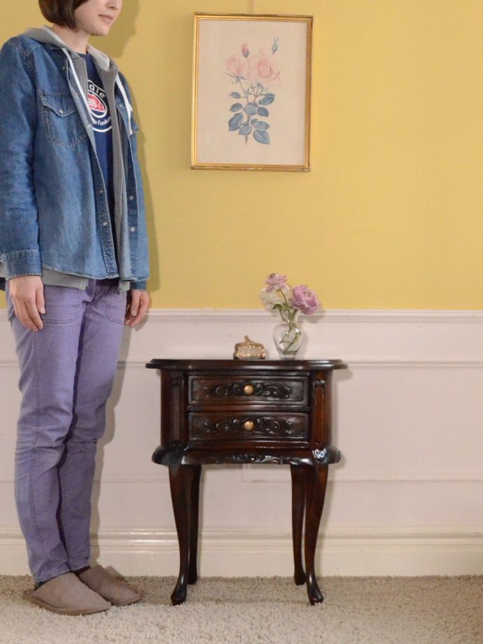 アンティーク風のサイドチェスト