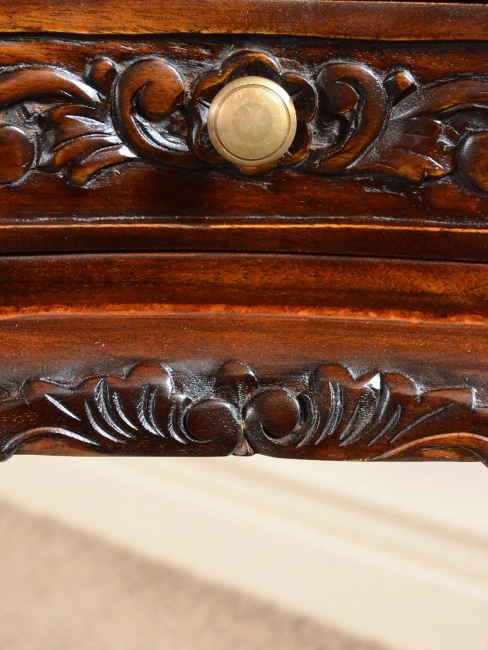 アンティーク風家具の装飾