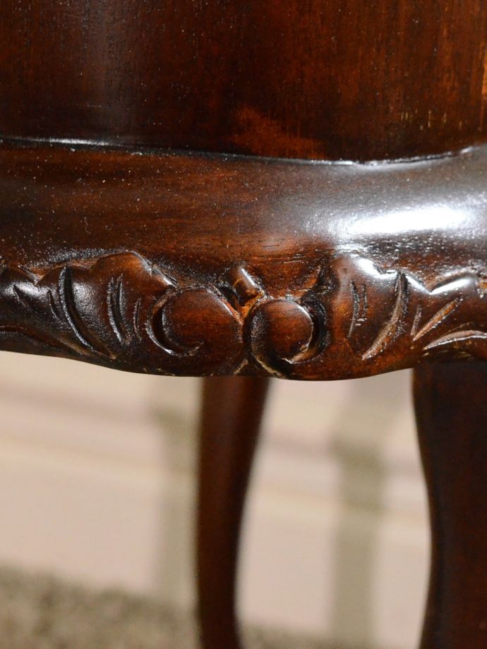 アンティーク風サイドチェストの装飾