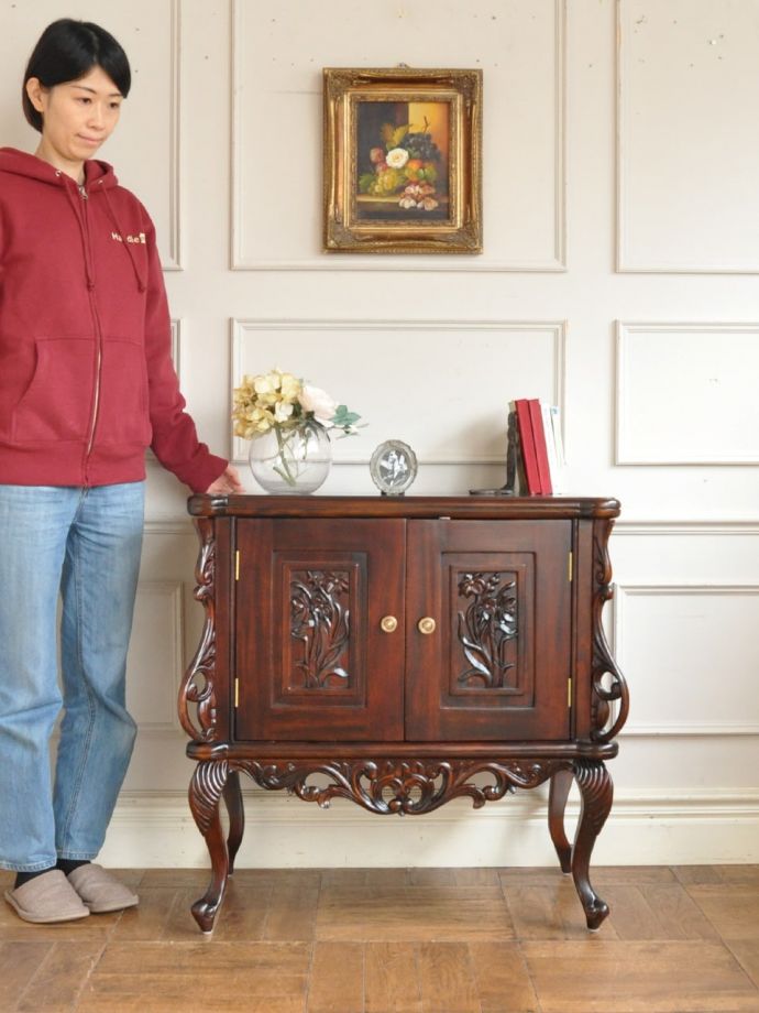 アンティーク風のおしゃれなキャビネット