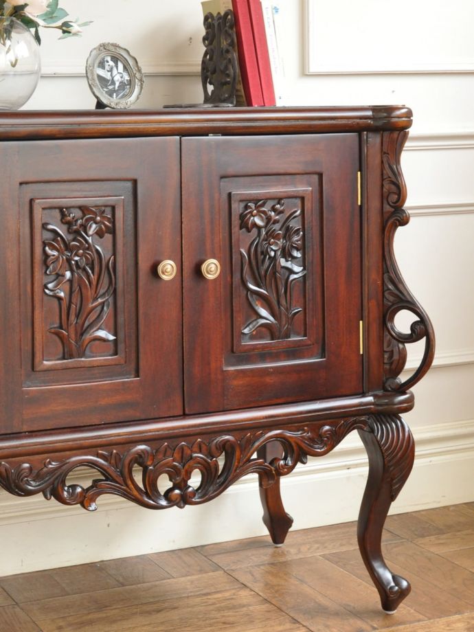 アンティーク風のキャビネット