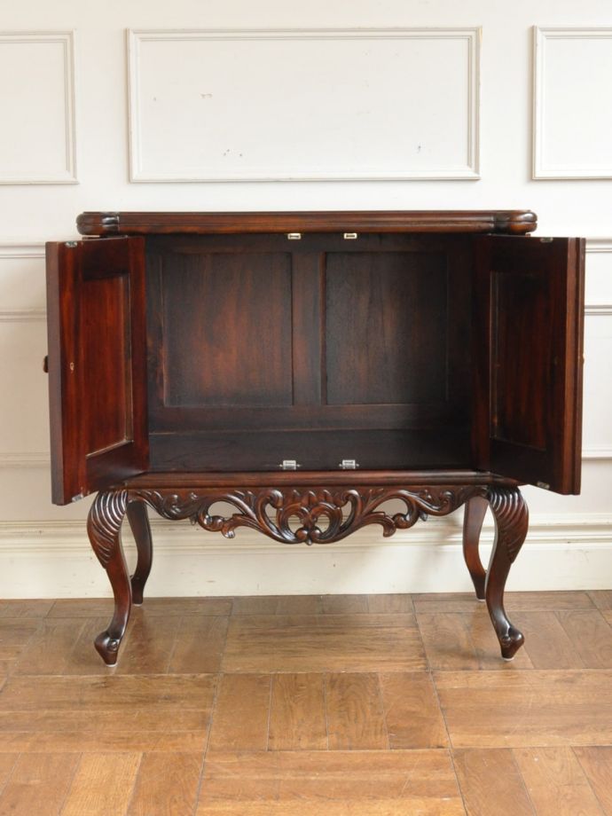 たっぷり収納できるキャビネット