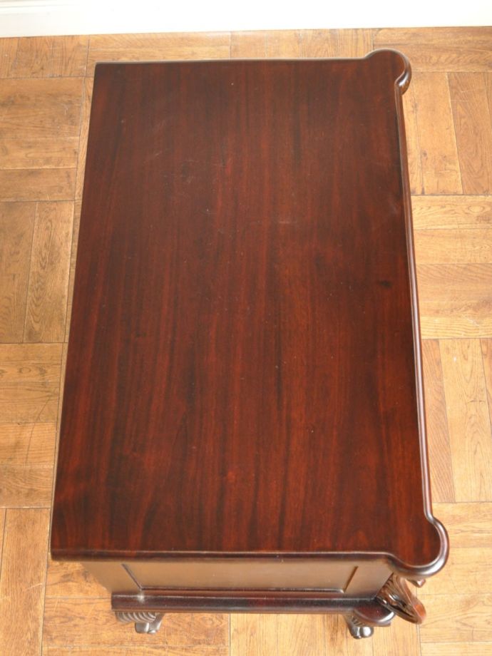 キャビネットの天板