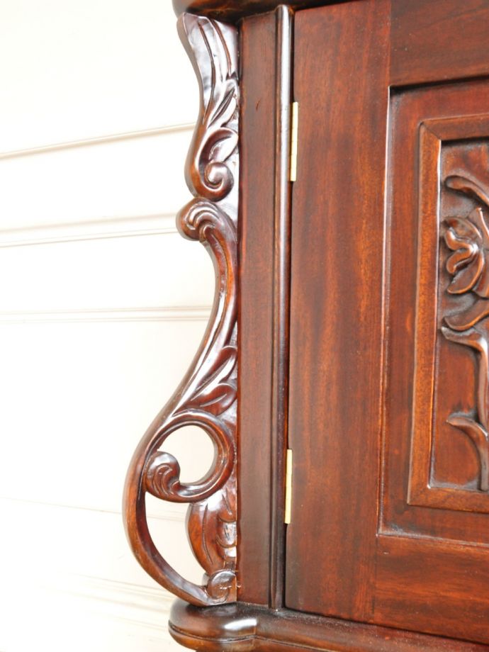 アンティーク風家具の装飾