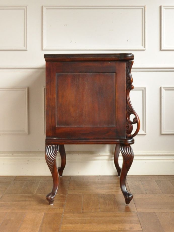 キャビネットの側面