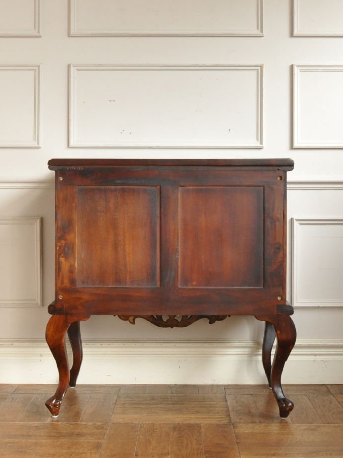 キャビネットの後ろ