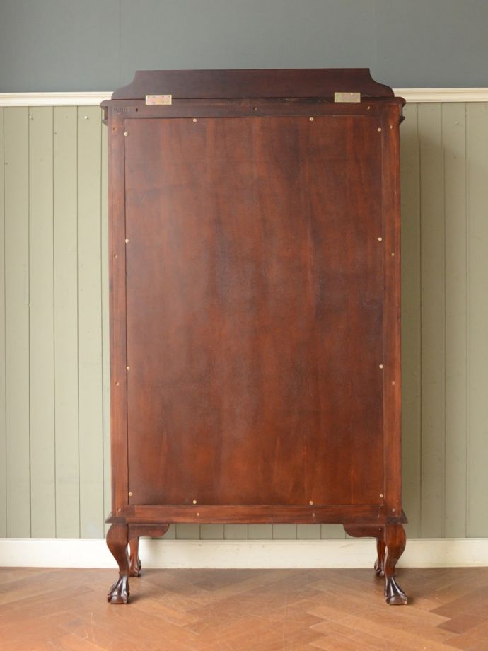 キャビネットの後ろ