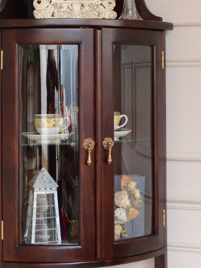 アンティーク風のキャビネット