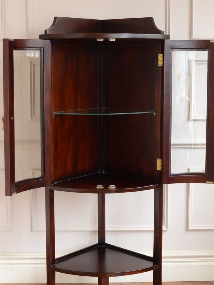 ガラスキャビネットの扉の中