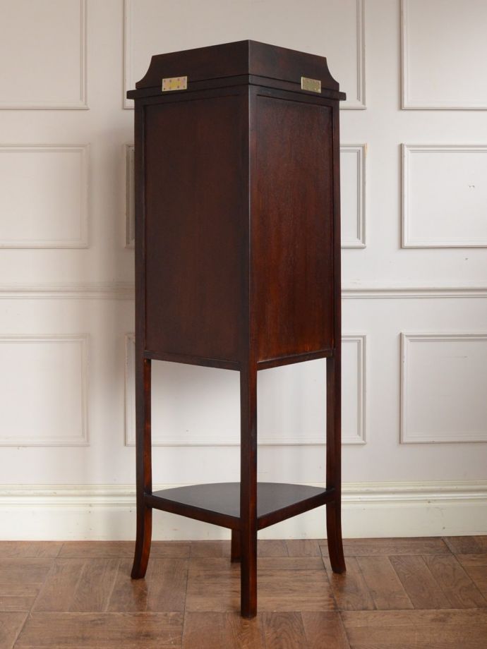 キャビネットの後ろ姿