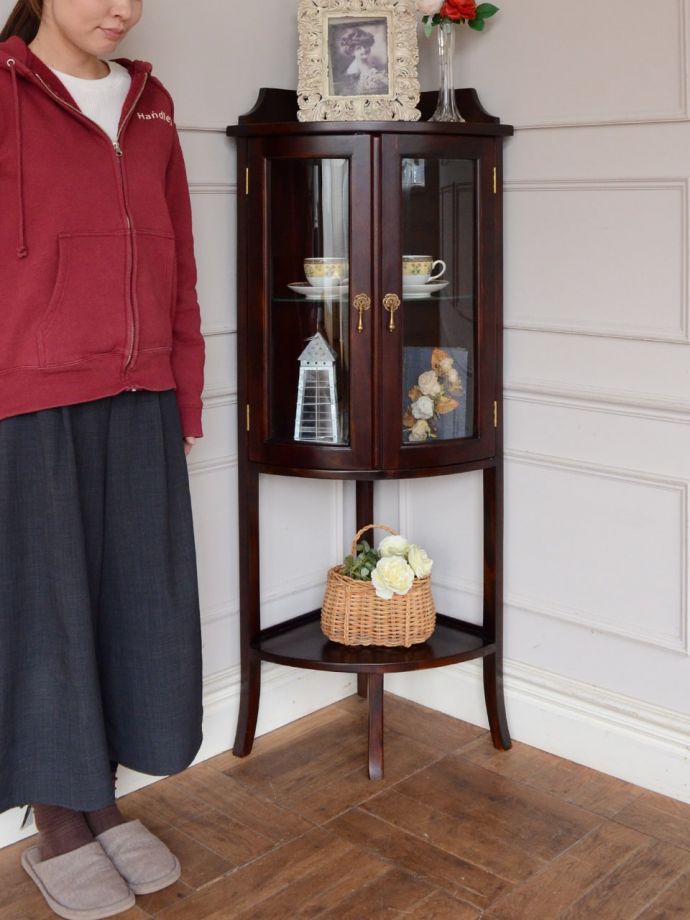 アンティーク風のおしゃれなコーナーキャビネット