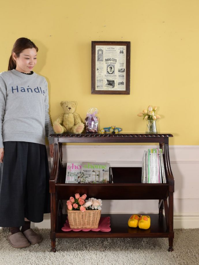アンティーク風のおしゃれなマガジンシェルフ