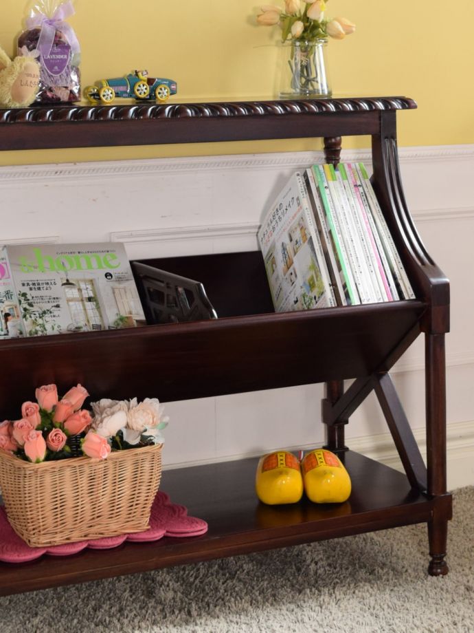 アンティーク調のマガジンラック