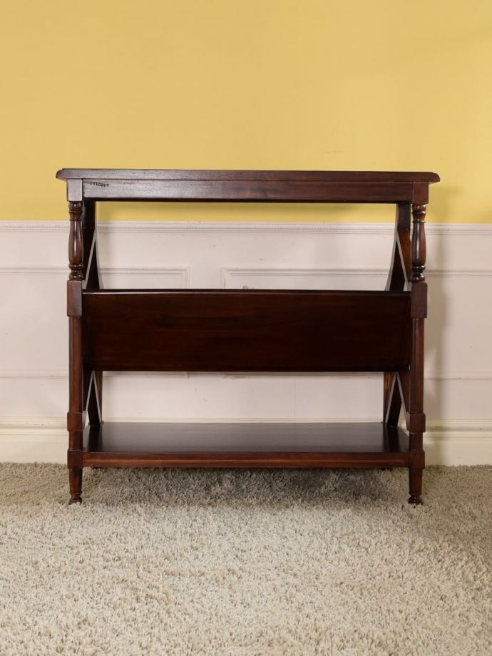 マガジンシェルフの後ろ