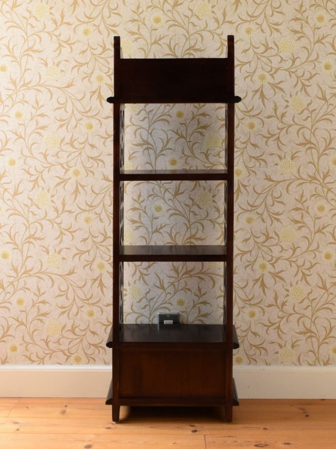 アンティーク調家具の後ろ姿