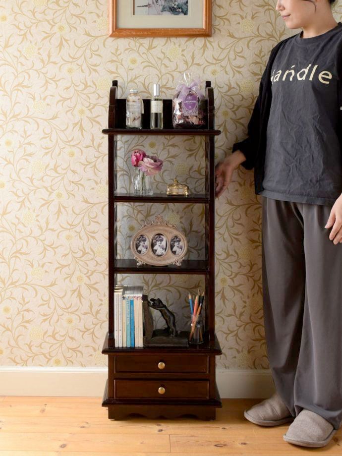 アンティーク風のおしゃれなオープンシェルフ