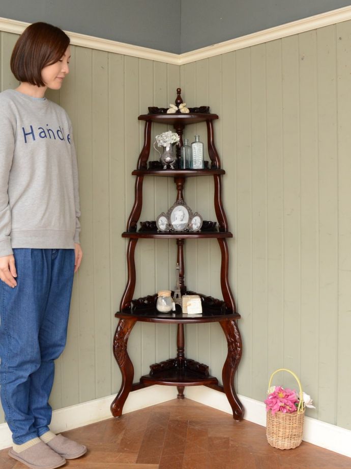 アンティーク風のおしゃれなコーナーシェルフ