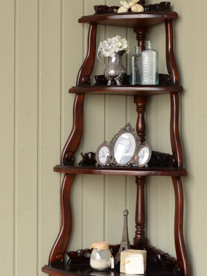 アンティーク風のキャビネット