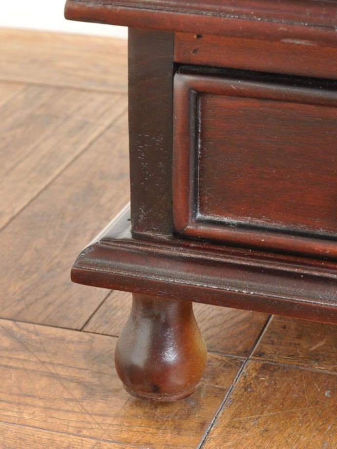 アンティーク風家具の脚