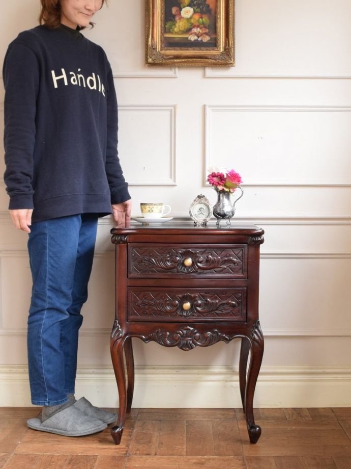 アンティーク風のサイドチェスト