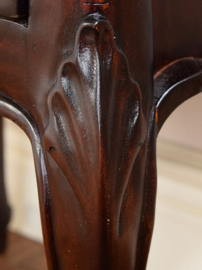 アンティーク風サイドチェストの装飾