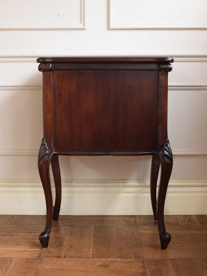 サイドチェストの後ろ姿