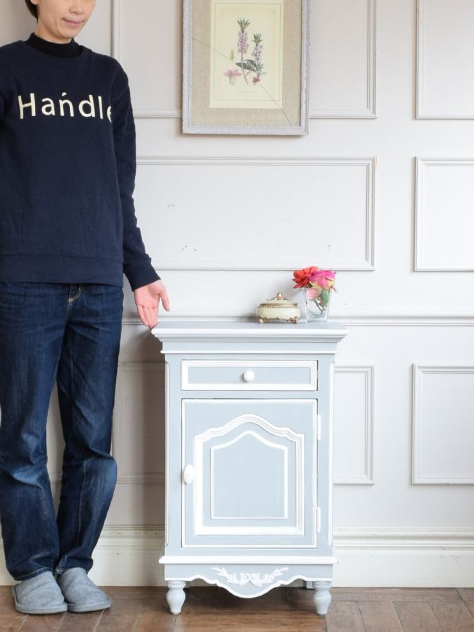 シャビーシックなサイドキャビネット