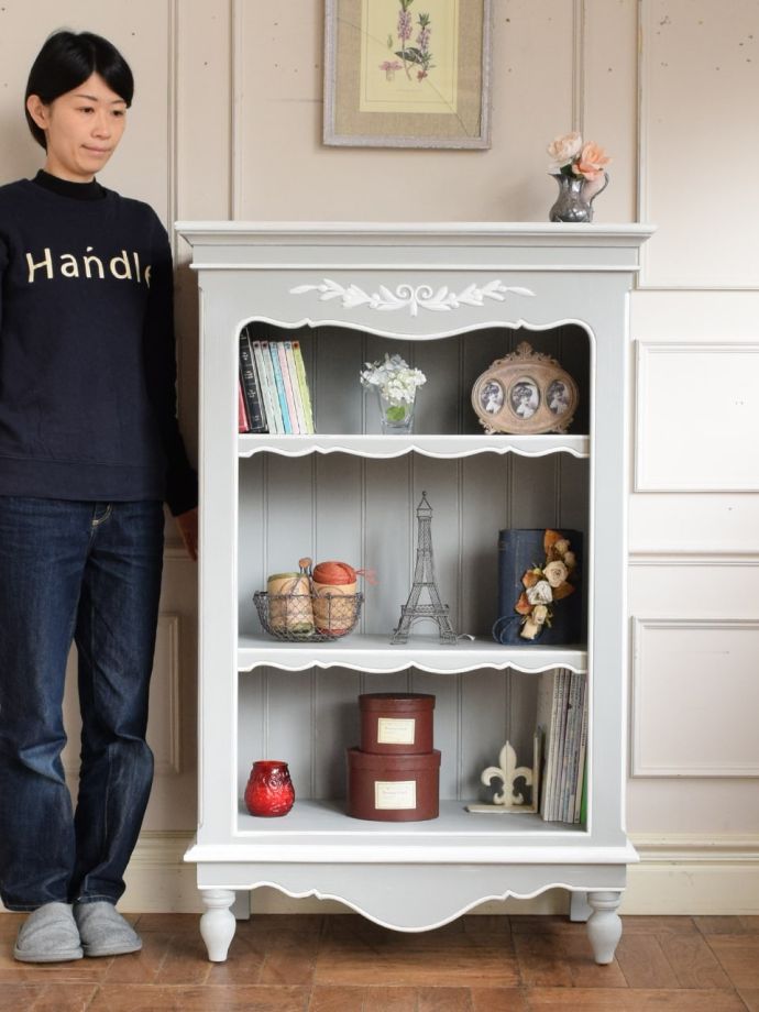 アンティーク風のオープンキャビネット