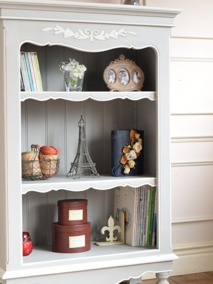 アンティーク風のオープンシェルフ