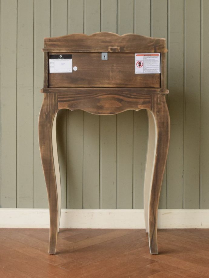 デスクの後ろ姿