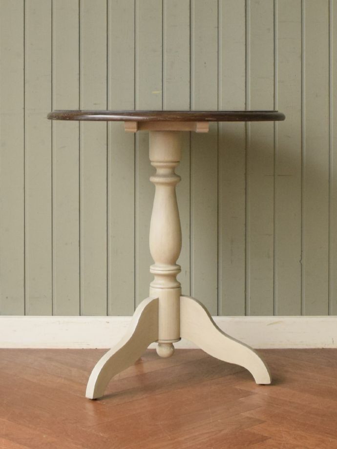 テーブルの後ろ姿