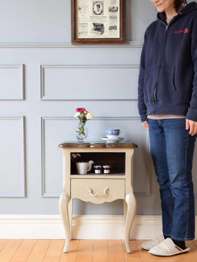 アンティーク調のツートーン仕上げの家具、シャビーシックな猫脚の