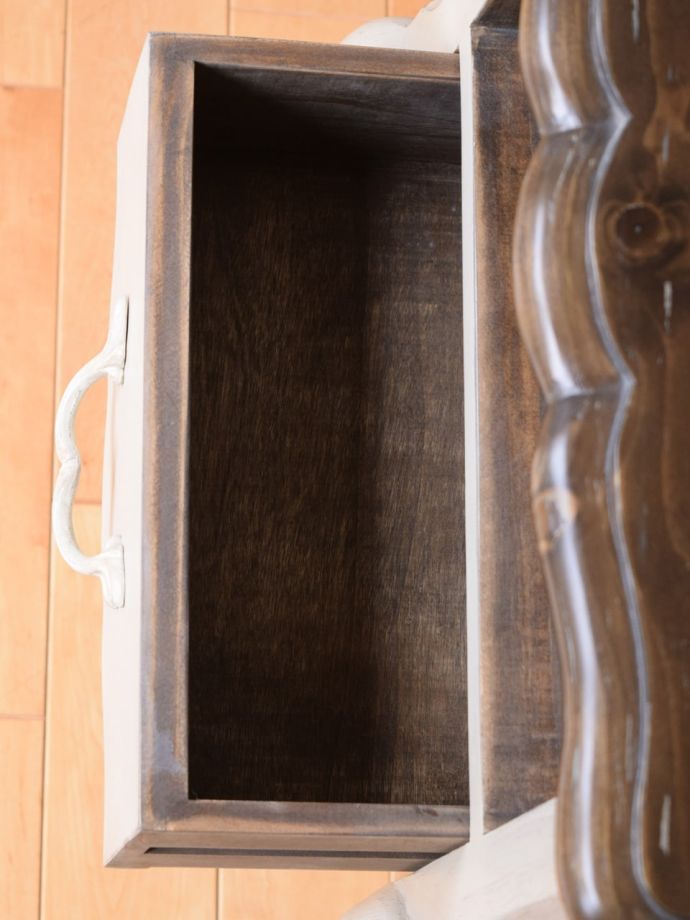 アンティーク風サイドチェストの引き出し