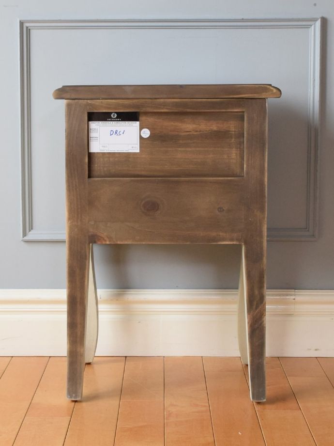 サイドチェストの後ろ姿