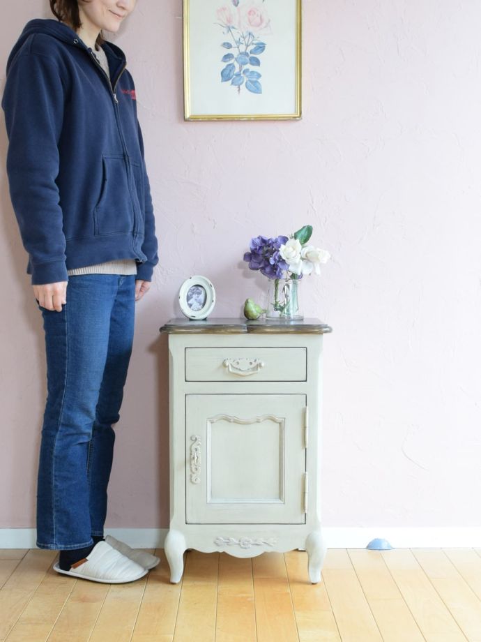 アンティーク風のサイドキャビネット