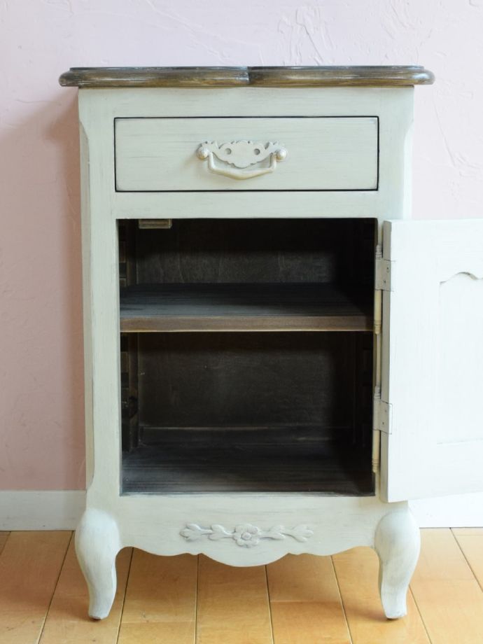 アンティーク風家具の扉の中