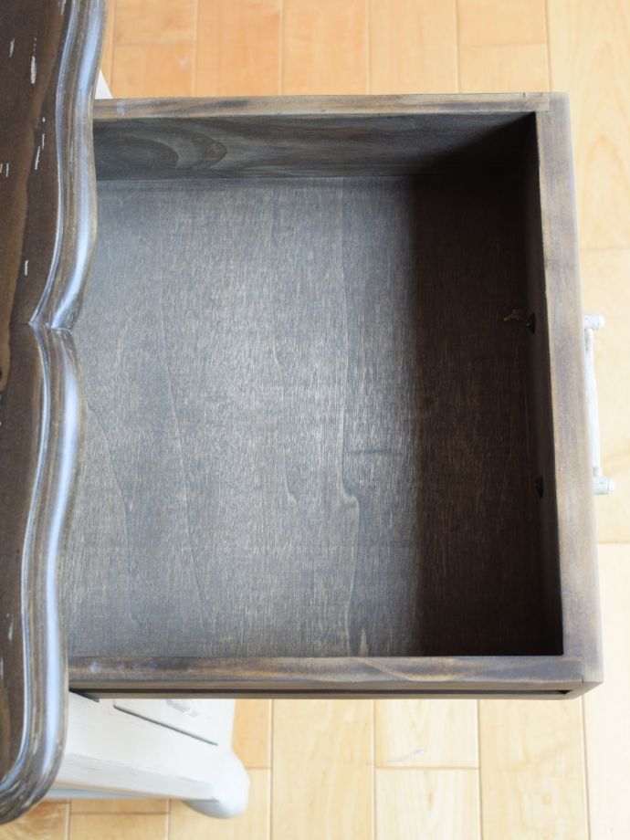 アンティーク風サイドチェストの引き出し