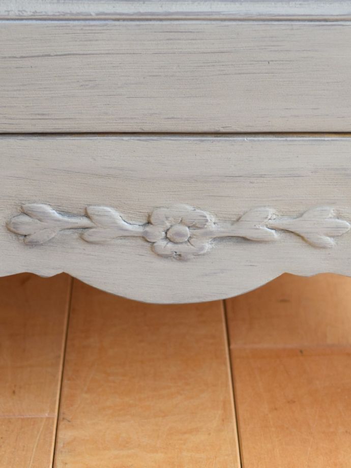 アンティーク風家具の装飾