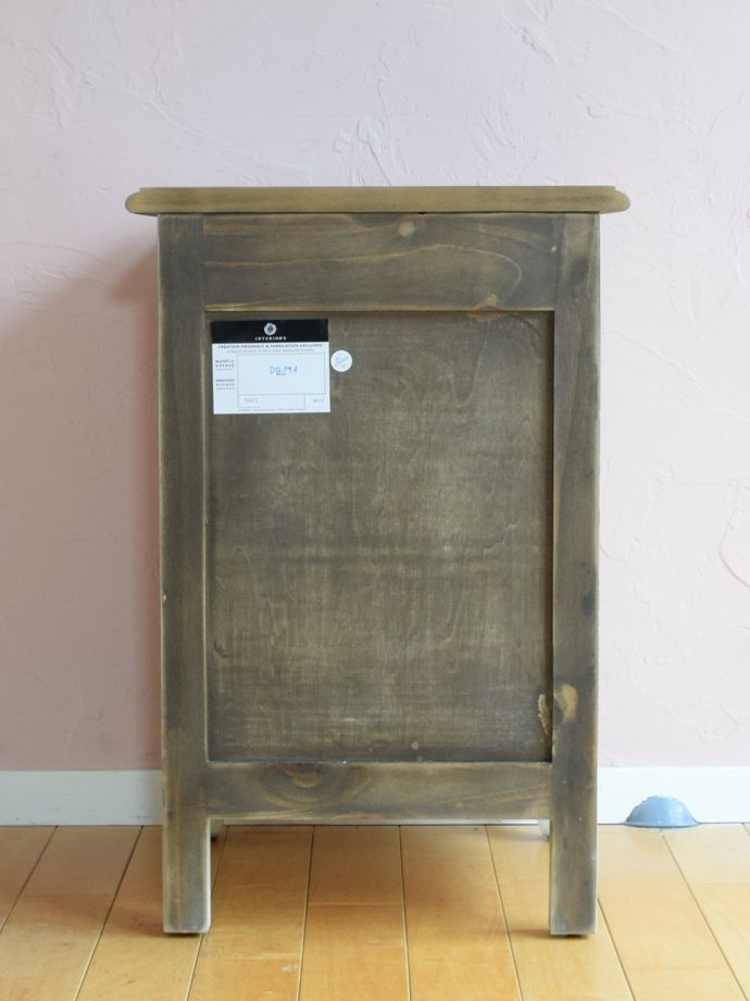 サイドキャビネットの後ろ姿