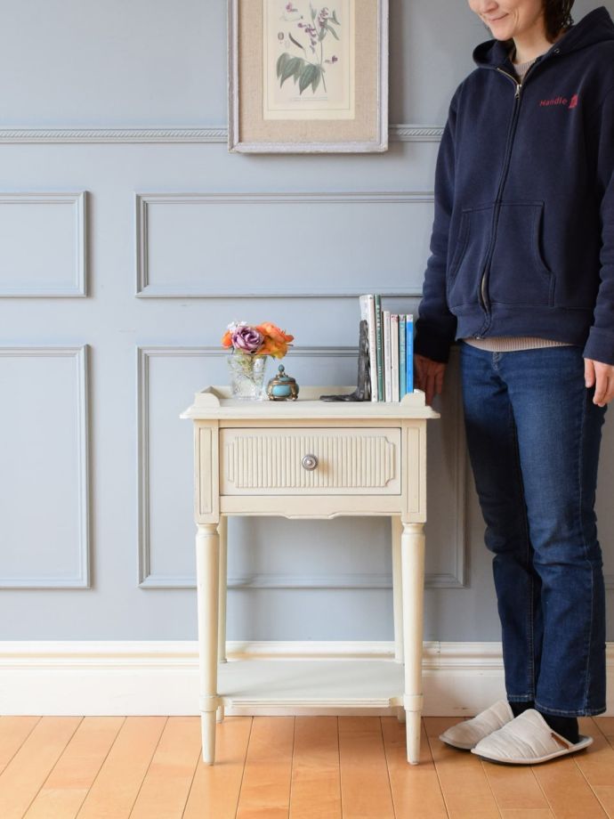 アンティーク風のサイドチェスト