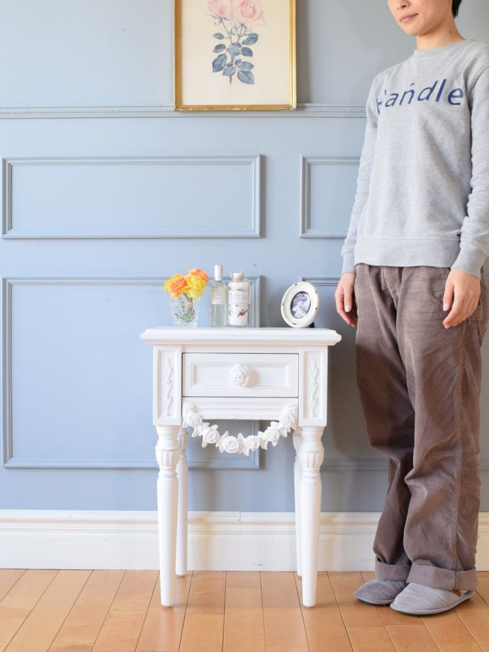 アンティーク風のサイドチェスト