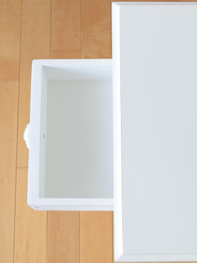 アンティーク風サイドチェストの引き出し