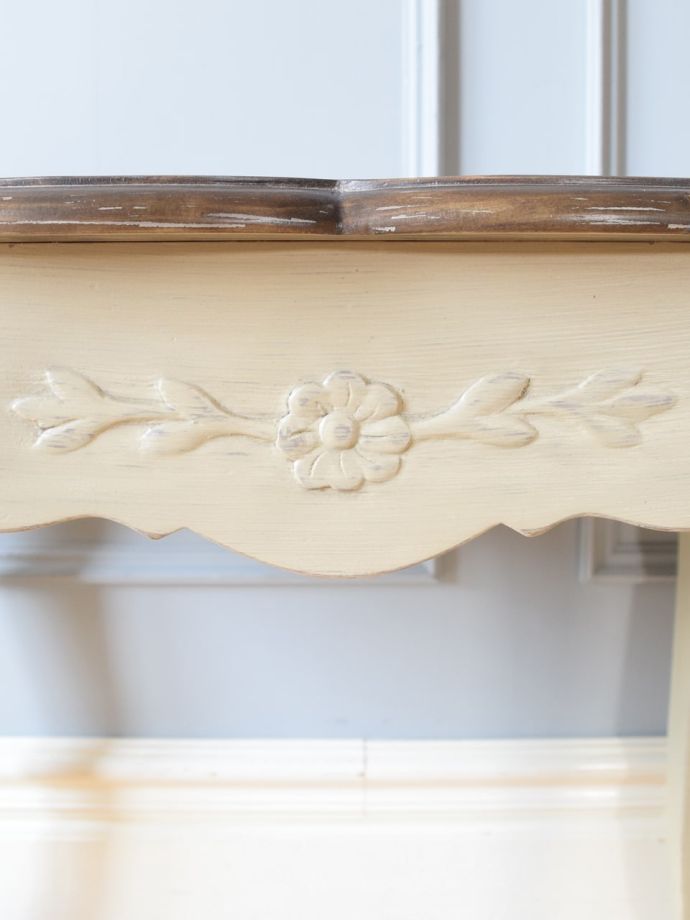 アンティーク風家具の装飾