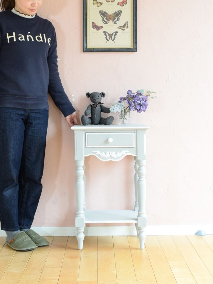 アンティーク風のサイドチェスト