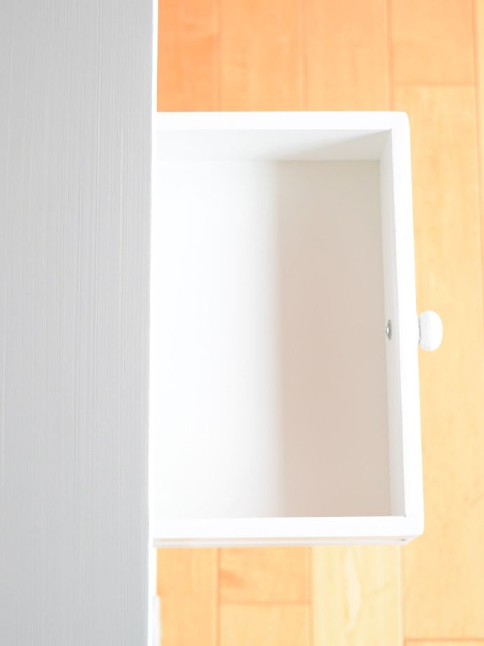 アンティーク風サイドチェストの引き出し