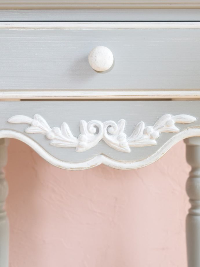 アンティーク風家具の装飾