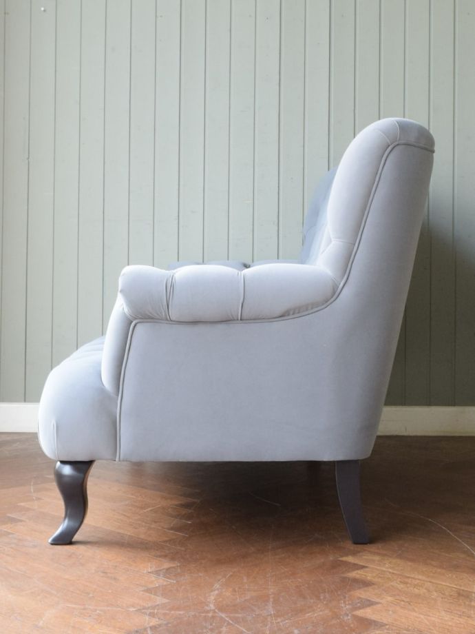 アンティーク風ソファの横