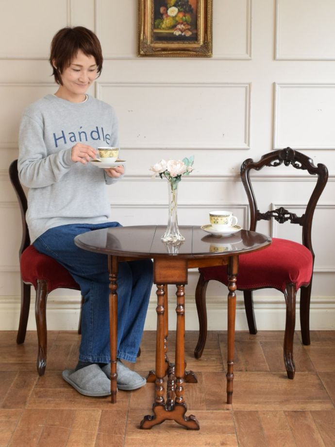 アンティーク風のゲートレッグテーブル