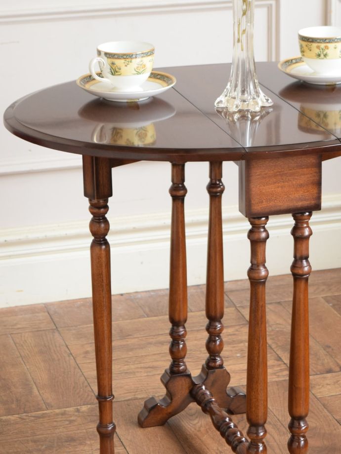 おしゃれなアンティーク調の伸長式テーブル